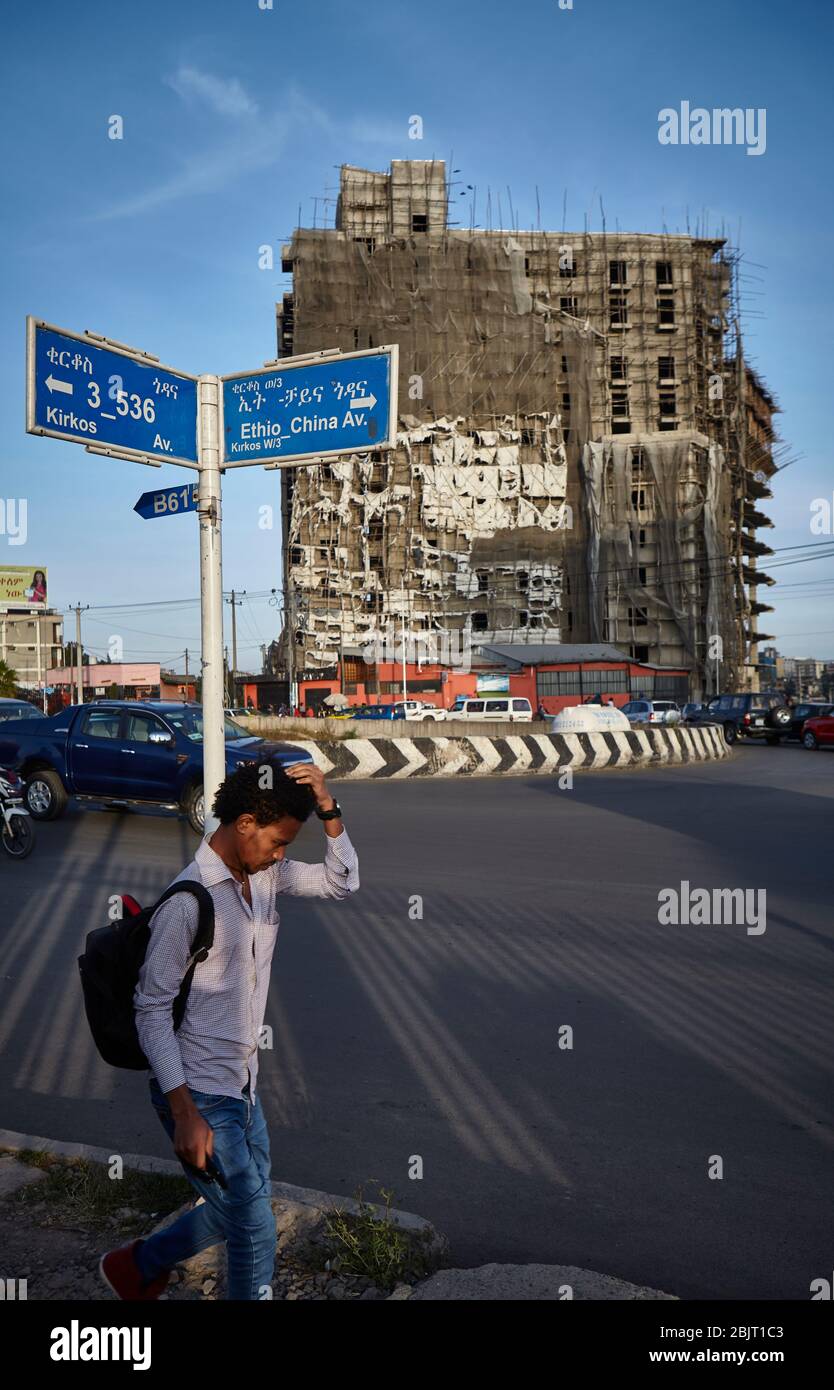 Bâtiment horrible en construction à un rond-point à Addis-Abeba. Banque D'Images