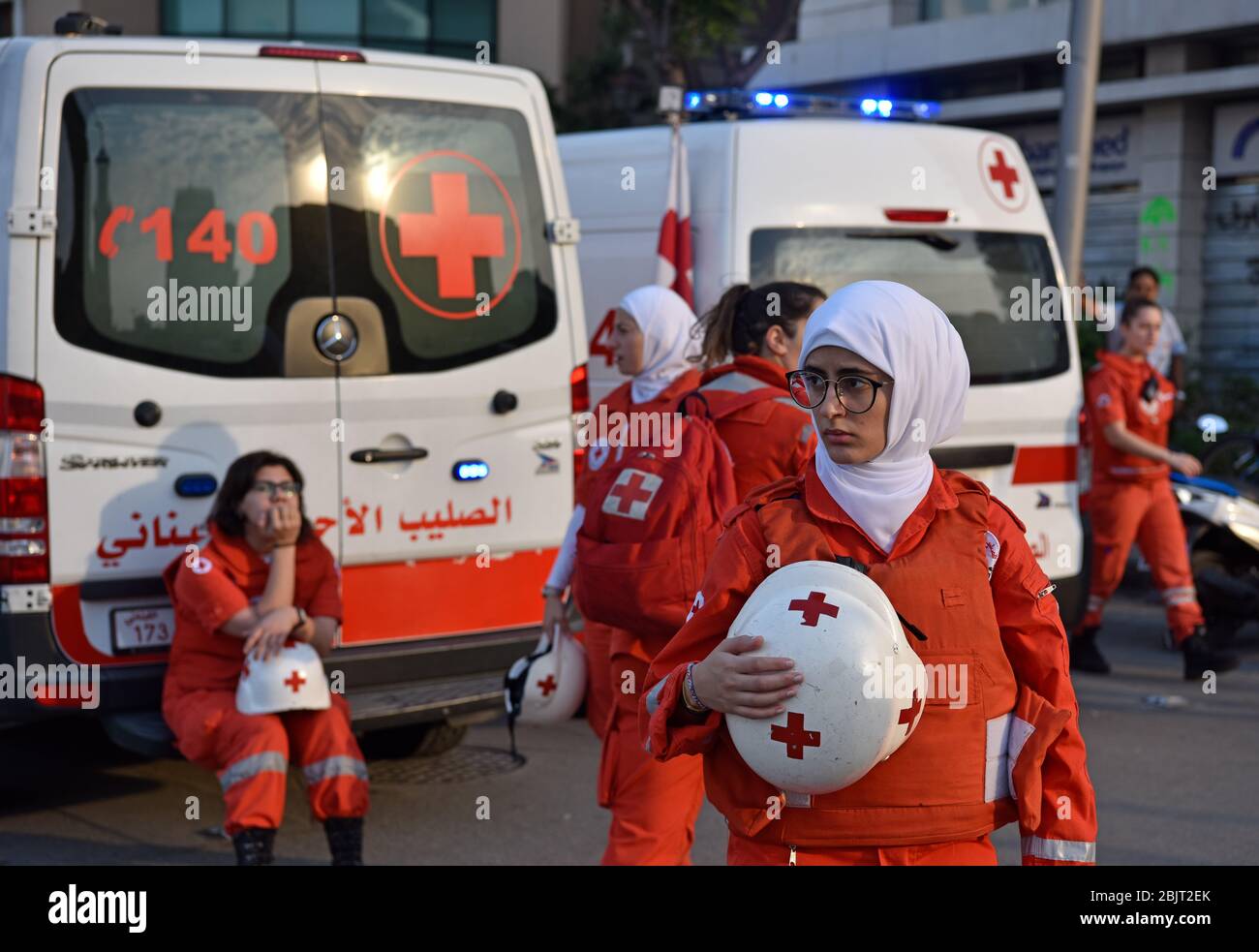 La Croix-Rouge libanaise en service lors des manifestations antigouvernementales d'octobre 2019 à Beyrouth, au Liban. Banque D'Images