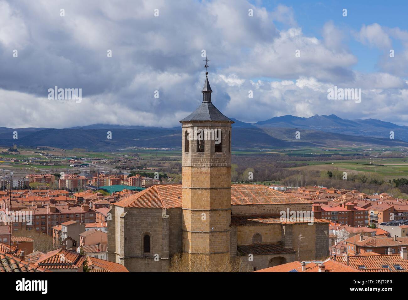 Vue sur l'ancienne basilique, depuis le mur d'Avila, en Espagne Banque D'Images