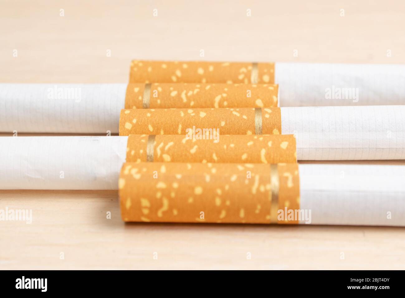 filtres à cigarettes à partir de cigarettes orange avec ruban or Photo  Stock
