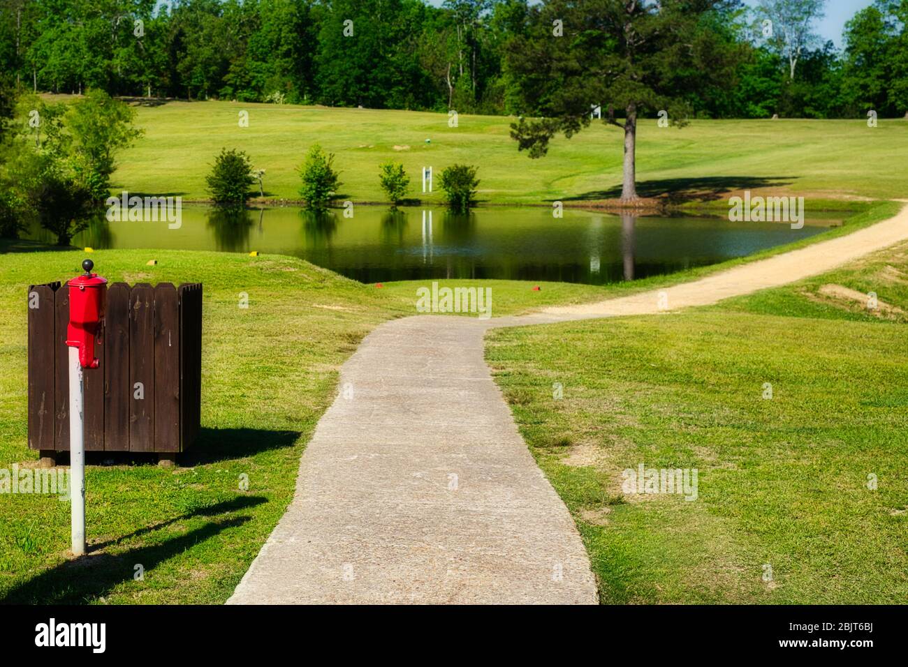 Le Oak Hill Country Club de Sulligent, Alabama, est ouvert et prêt à jouer. Le golf est un excellent moyen de sortir et de profiter du temps pendant cette pandémie. Banque D'Images