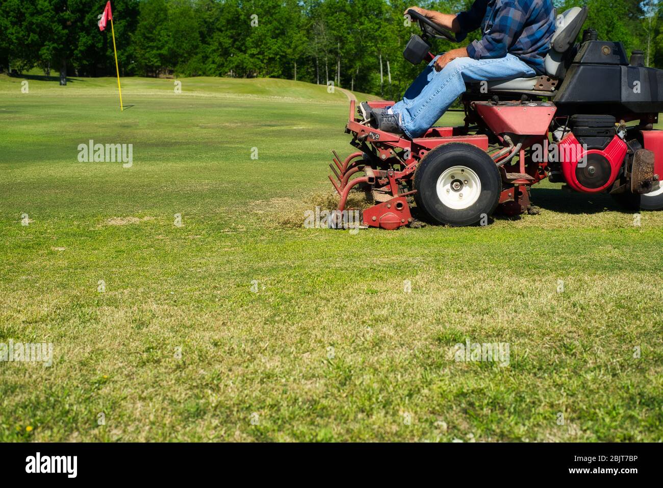 Le virus corona n'a pas ralenti le travail au Oak Hill Country Club de Sulligent, en Alabama. Le cours local est préparé et prêt à jouer. Banque D'Images