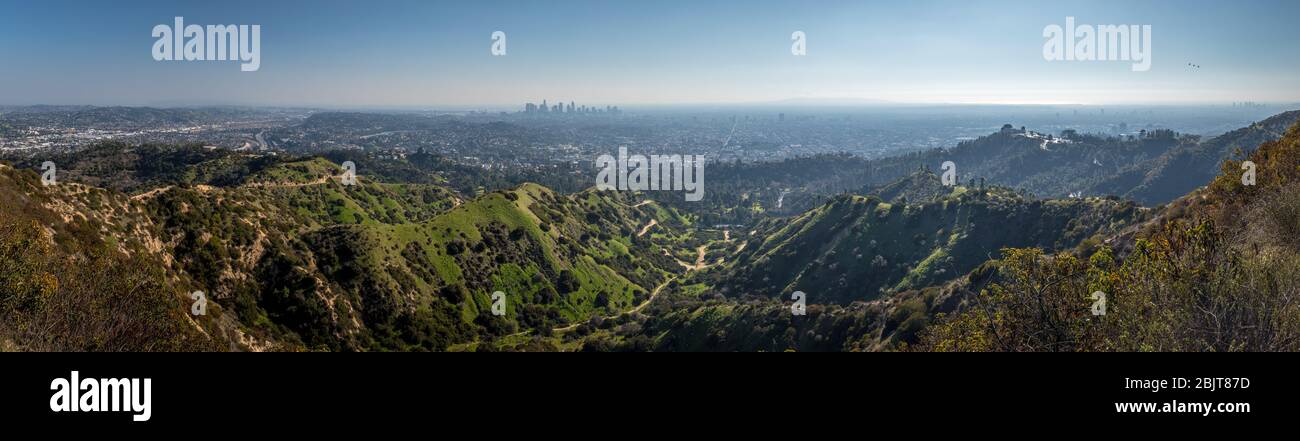 Vue imprenable sur le parc Griffith depuis le sentier du Mont Hollywood, une journée chatourée, avec le paysage urbain du centre-ville de Los Angeles, au loin, Los Angeles, Californie Banque D'Images