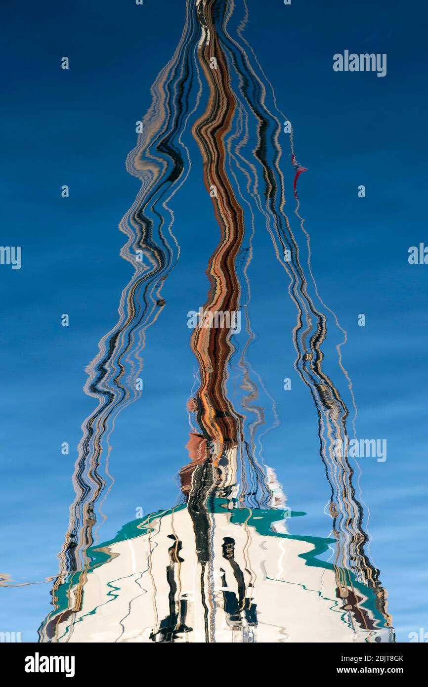Réflexion d'un bateau dans l'eau au port de Tromsø, Norvège Banque D'Images