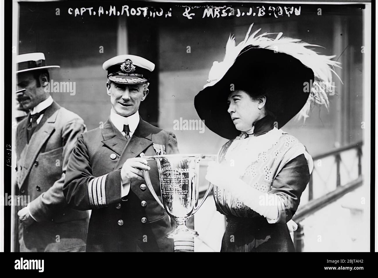 Mme J.J. Brown ('The Unsinkable Molly Brown') offrant un prix mug prix à Carpathia le Capitaine Arthur Henry Roston pour sa solution dans le sauvetage du Titanic. Banque D'Images