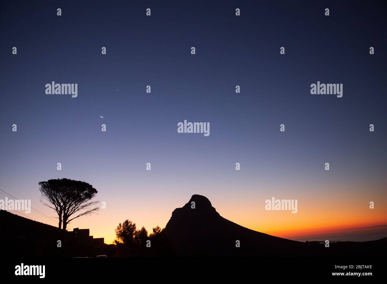 Soirée lumière avec nouvelle lune , Lions Head, signal Hill, le Cap, Afrique du Sud Banque D'Images