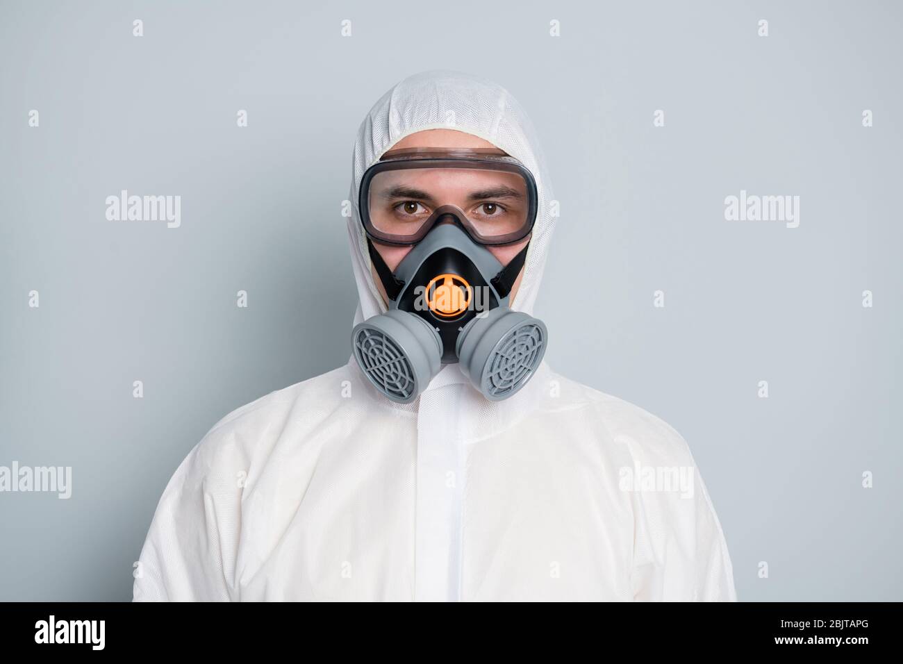 Gros plan photo de professionnel gars désinfectant scientifique expérimental laboratoire recherche de vaccins porter des lunettes de protection chimique hazmat blanc Banque D'Images