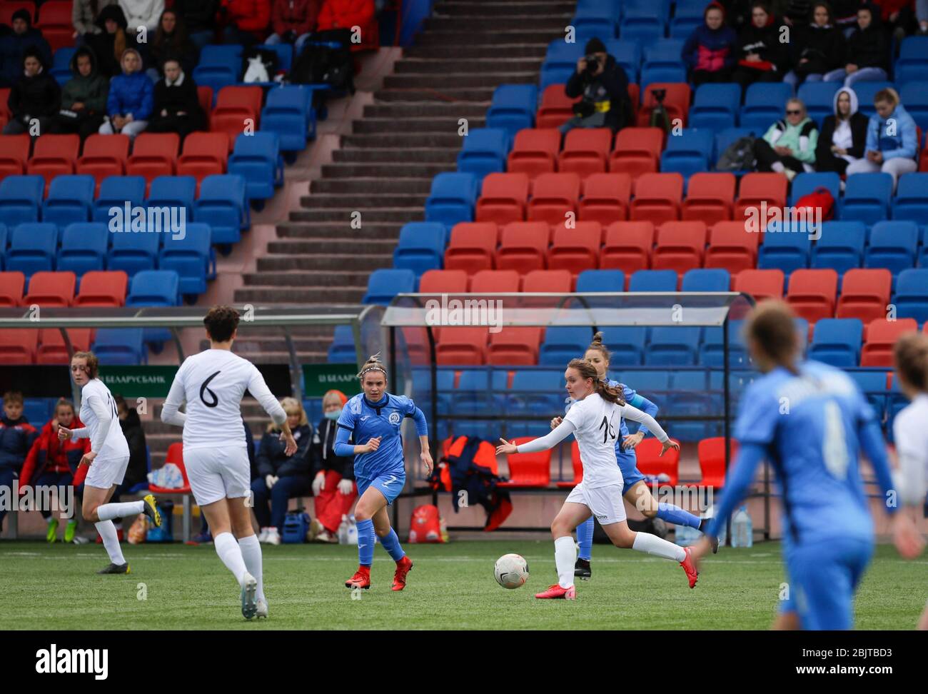 Les joueurs en action lors du match de football de la Ligue majeure des femmes entre l'équipe ABFF Women under-19 et Dynamo-BGUFK à Minsk, Biélorussie, jeudi 30 avril 2020. La Biélorussie est l'un des rares pays où le football professionnel est encore joué devant les spectateurs, et le seul en Europe. L'Organisation mondiale de la santé exhorte le gouvernement du Bélarus à annuler les événements publics et à mettre en œuvre des mesures pour assurer des distanciation physique et sociale au cours de l'épidémie croissante de coronavirus. (AP photo/gris Sergei) Banque D'Images