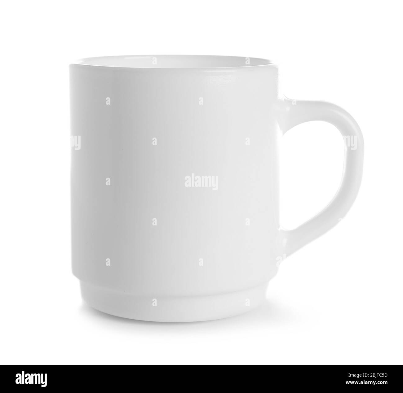 Tasse en céramique sur fond blanc. Maquette pour la conception Banque D'Images