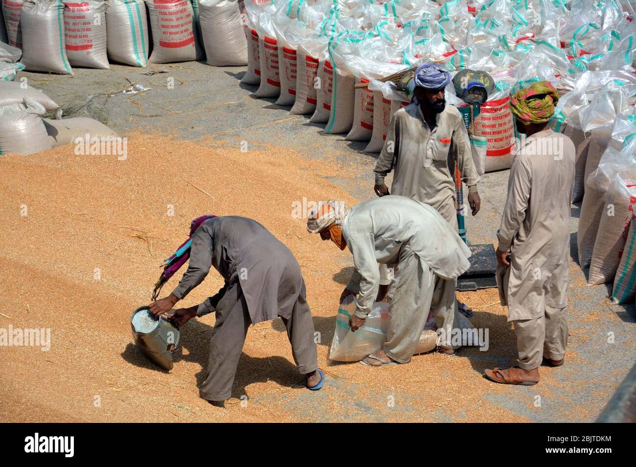 Les travailleurs sont occupés à travailler la veille de la Journée internationale du travail, à Ghala Mandi, à Gujranwala, le jeudi 30 avril 2020. Banque D'Images