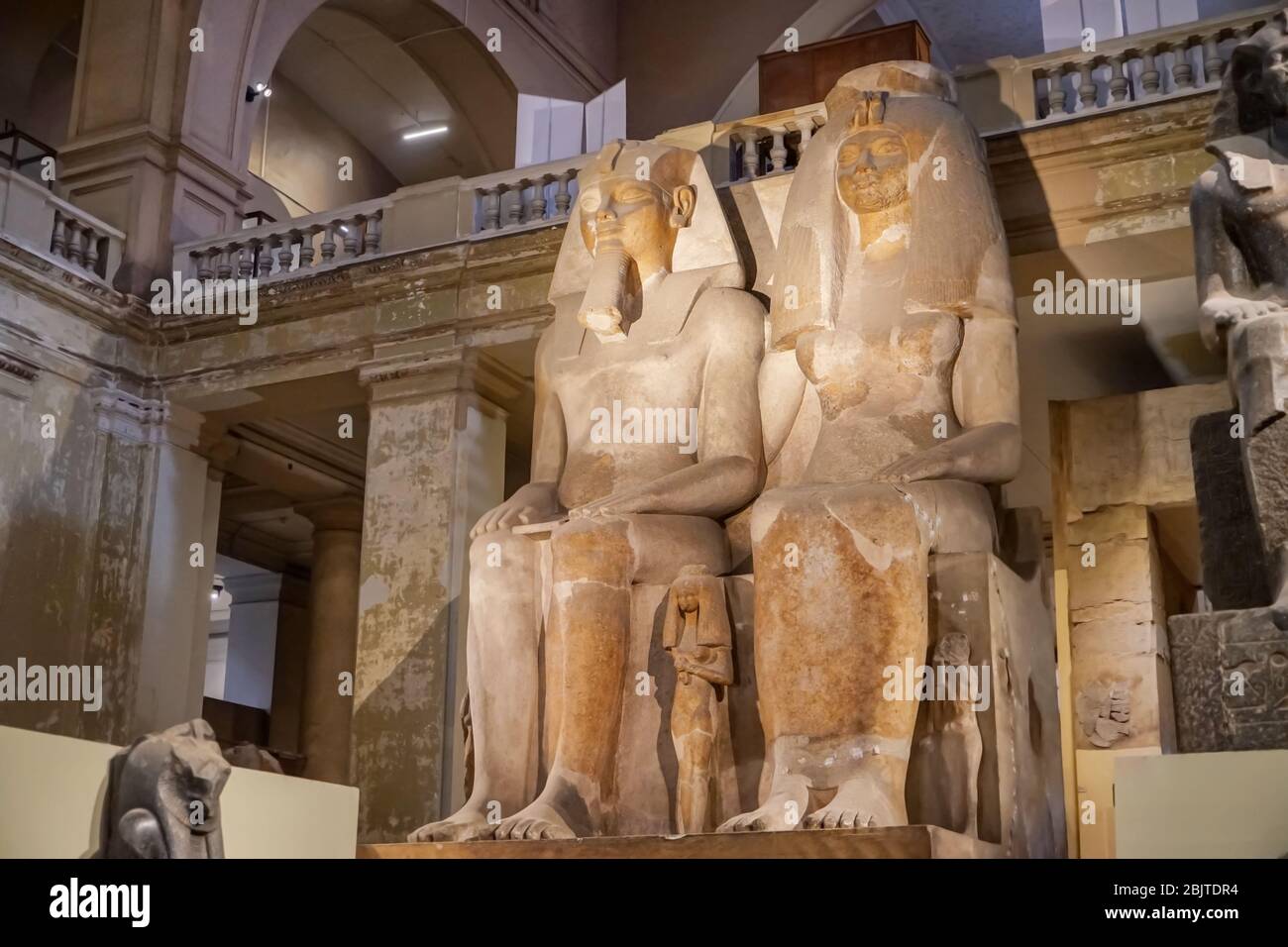 LE CAIRE, EGYPTE - 19 NOVEMBRE 2017 : statues monumentales d'Amenhotep III et de la reine Tiye au Musée des Antiquités égyptiennes Banque D'Images