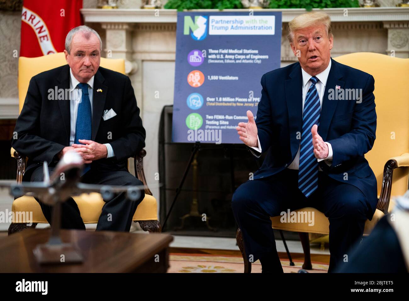 Le président américain Donald J. Trump fait des remarques lorsqu'il rencontre le gouverneur Phil Murphy (démocrate du New Jersey) au Bureau ovale de la Maison Blanche à Washington, DC, jeudi 30 avril 2020. Crédit: Doug Mills / Pool via CNP | usage dans le monde entier Banque D'Images