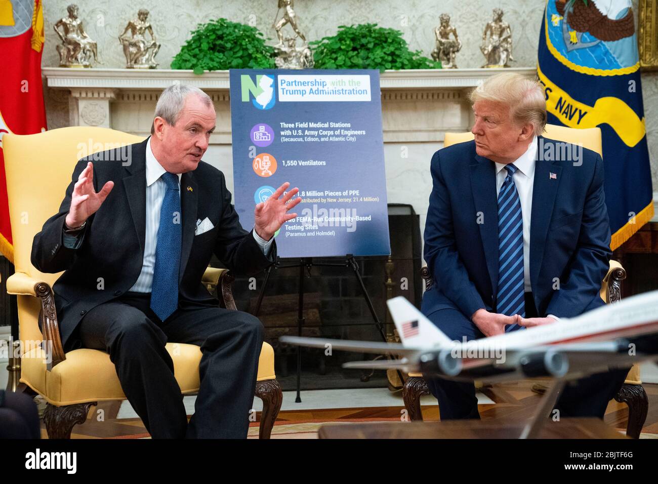 Le gouverneur Phil Murphy (démocrate du New Jersey) fait des remarques lorsqu'il rencontre le président américain Donald J. Trump au Bureau ovale de la Maison Blanche à Washington, DC, jeudi 30 avril 2020. Crédit: Doug Mills/Pool via CNP /MediaPunch Banque D'Images