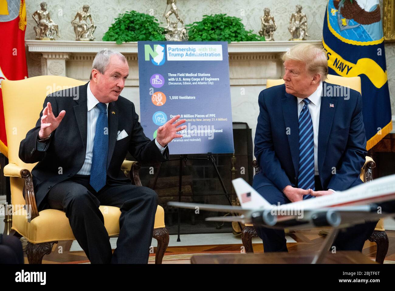 Le gouverneur Phil Murphy (démocrate du New Jersey) fait des remarques lorsqu'il rencontre le président américain Donald J. Trump au Bureau ovale de la Maison Blanche à Washington, DC, jeudi 30 avril 2020. Crédit: Doug Mills/Pool via CNP /MediaPunch Banque D'Images