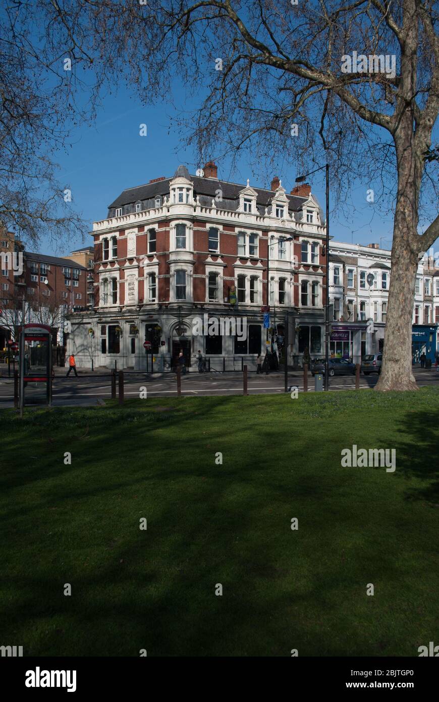 Victorian Architecture Brook Green Brick Corner Brook Green Hotel 170 Shepherds Bush Rd, Hammersmith, Londres W6 Banque D'Images