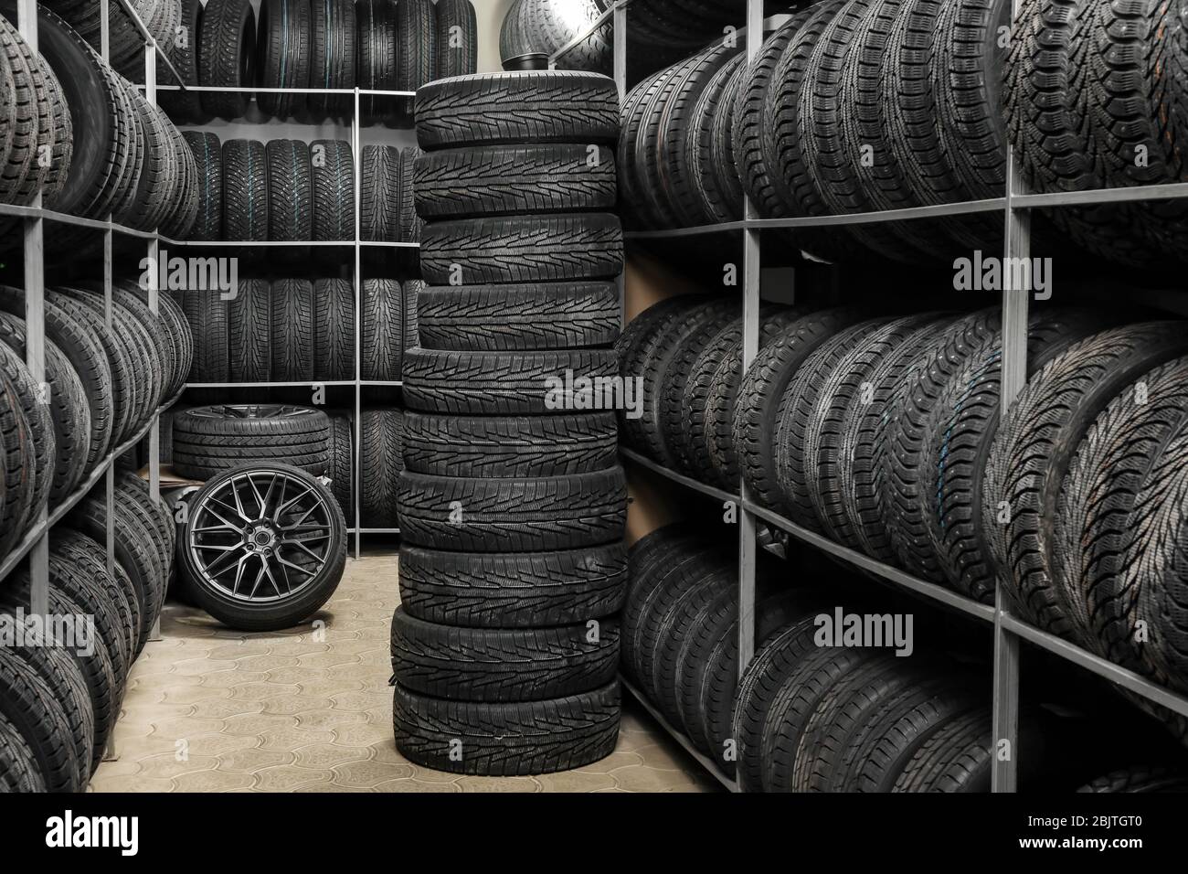 Rack avec variété de pneus de voiture en magasin automobile Banque D'Images