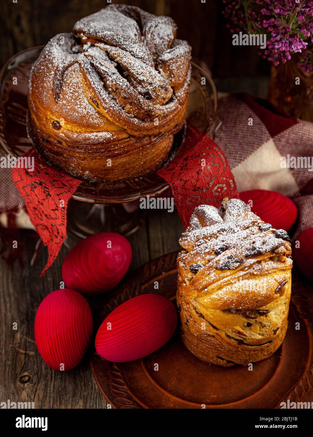 Kraffin gâteau de Pâques. Kraffins aux raisins secs, fruits confits et graines de pavot, arrosés de sucre en poudre. Gros plan de gâteau maison. Brut. Banque D'Images