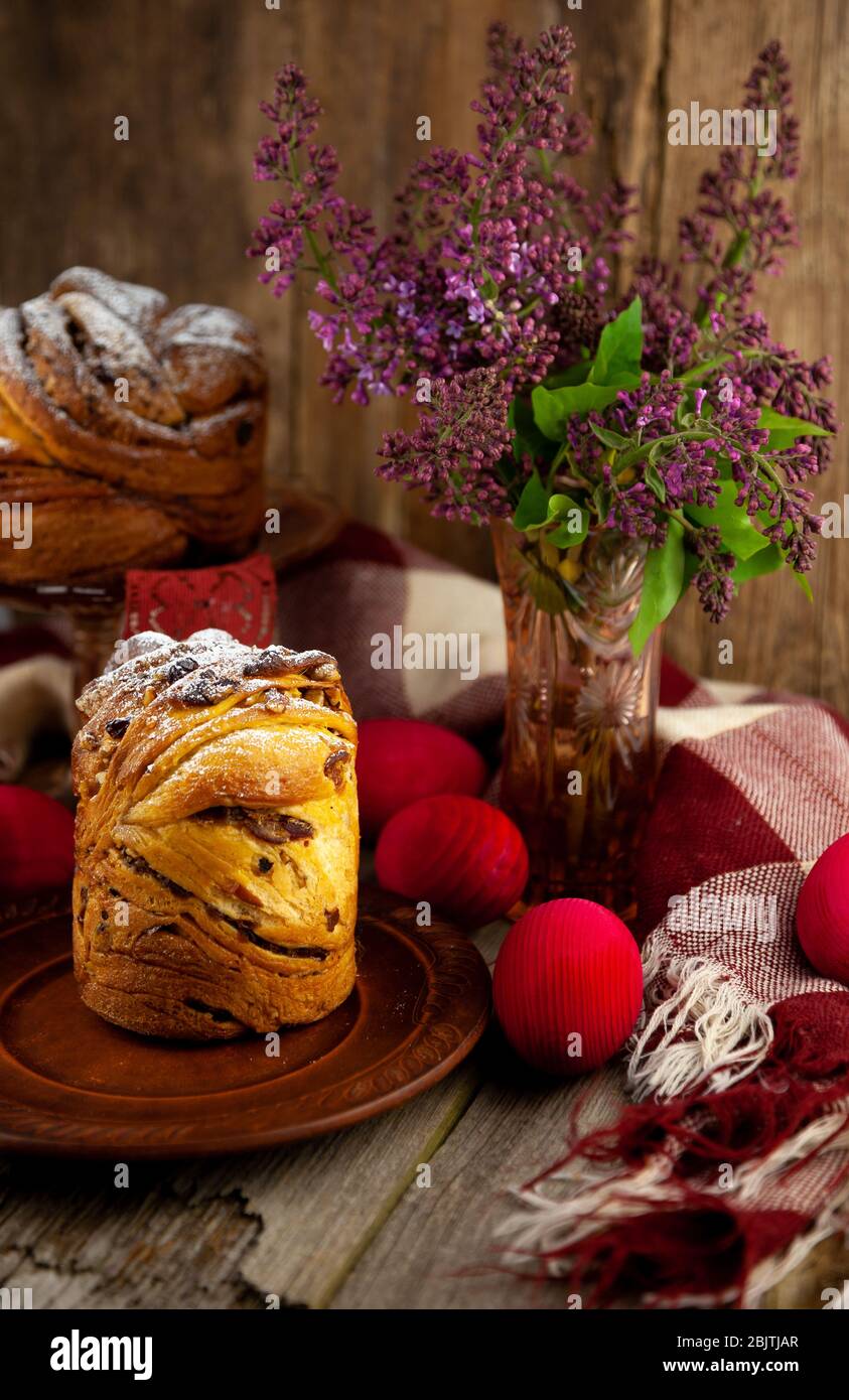 Kraffin gâteau de Pâques. Kraffins aux raisins secs, fruits confits et graines de pavot, arrosés de sucre en poudre. Gros plan de gâteau maison. Brut. Banque D'Images