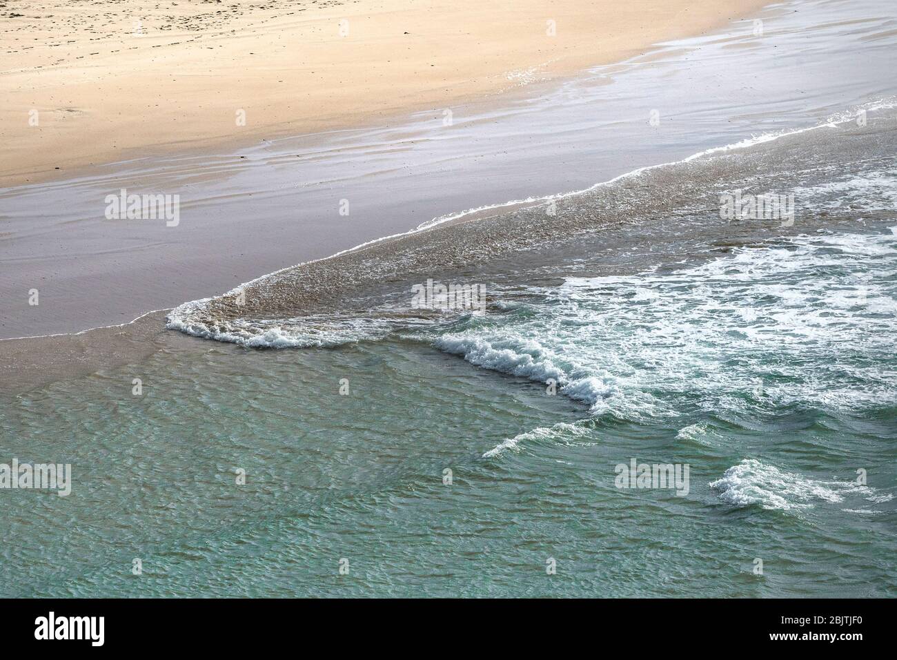 Marée entrante qui coule le long de la rivière Gannel sur la plage de Crantock à Newquay, en Cornwall. Banque D'Images