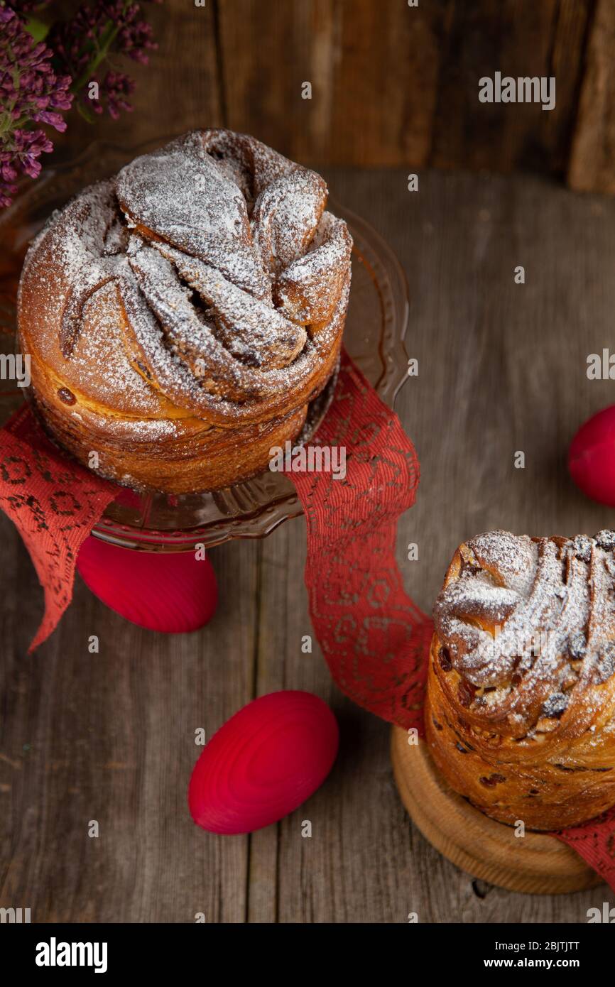 Kraffin gâteau de Pâques. Kraffins aux raisins secs, fruits confits et graines de pavot, arrosés de sucre en poudre. Gros plan de gâteau maison. Brut. Banque D'Images