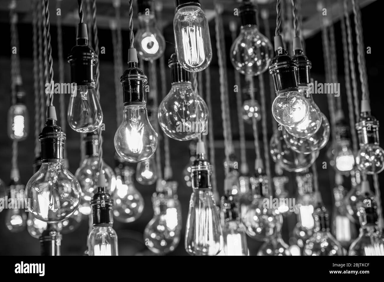 Ensemble lustre à ampoule à incandescence suspendu au plafond Banque D'Images