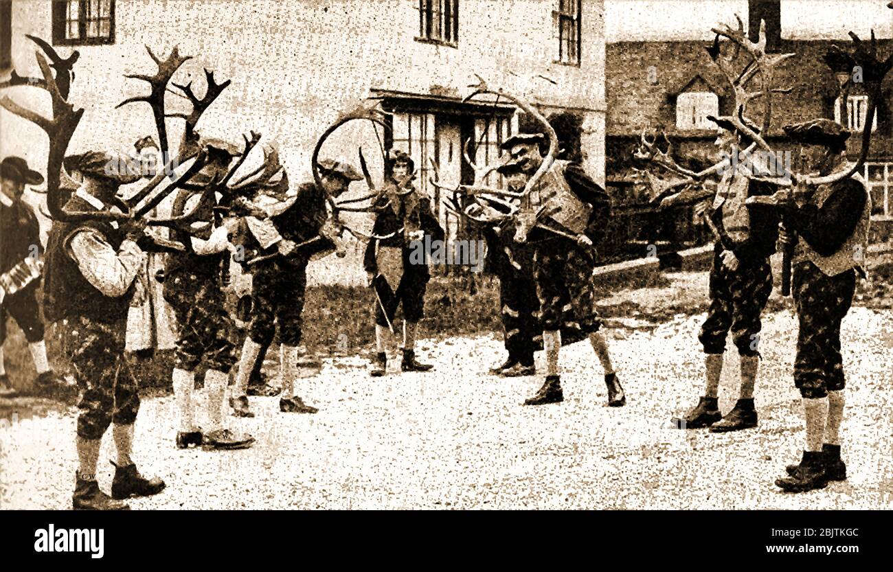 Une photographie historique de Deermen (alias Deer Men) dansant la Horn Dance à Abbots Bromley, Staffordshire, Angleterre. La danse folklorique remonte à l'époque médiévale, bien que comme certains Morris dansant, la danse peut maintenant impliquer un cheval de passe-temps, Maid Marian, et un Fool. Bien que les archives historiques de la cérémonie soient relativement rares, la datation carbone des antlers utilisés dans la cérémonie date à l'aspect cérémonial au XIe siècle. La cérémonie a lieu habituellement le premier dimanche après le 4 septembre. (Connu sous le nom de réveille dimanche) après une bénédiction à l'église du St Nicolas. Banque D'Images
