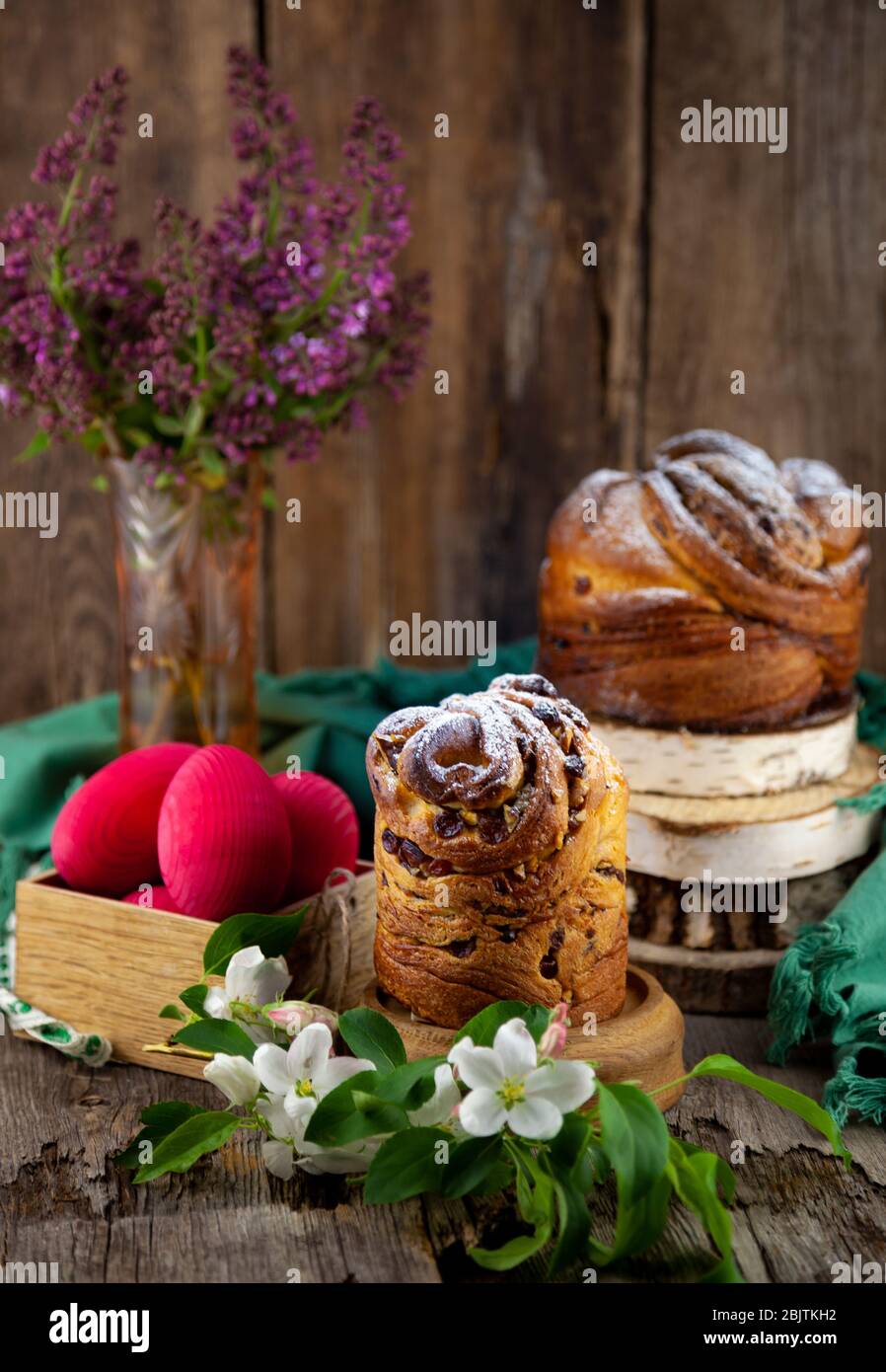 Kraffin gâteau de Pâques. Kraffins aux raisins secs, fruits confits et graines de pavot, arrosés de sucre en poudre. Gros plan de gâteau maison. Brut. Banque D'Images