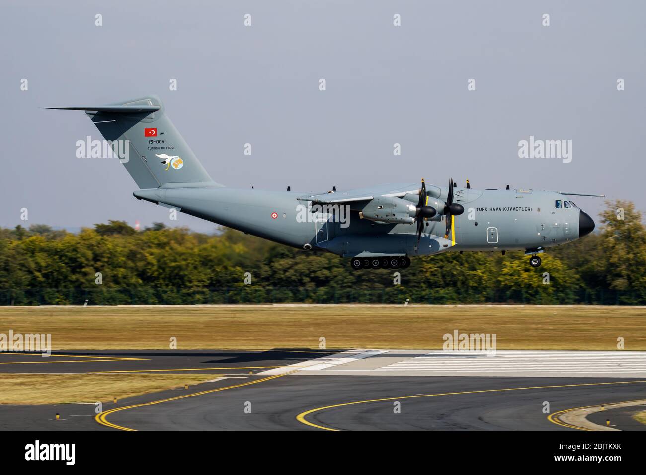 Budapest / Hongrie - 7 octobre 2018 : Airbus de l'armée de l'air turque Atlas 15-0051 avion de transport militaire arrivée et atterrissage à Budapest A. Banque D'Images