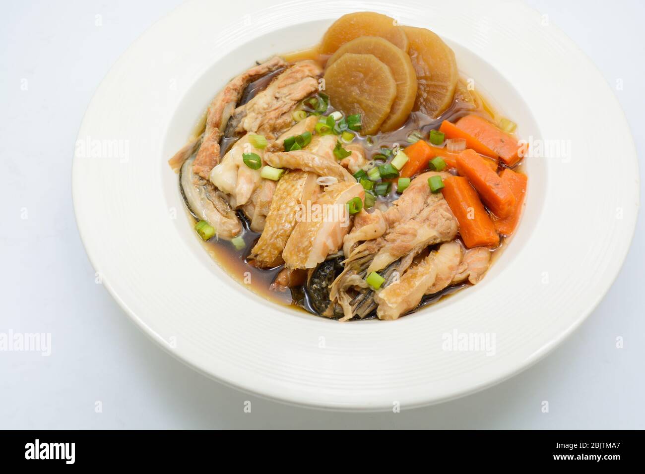 Saumon dans la source de soja avec légumes, soupe de maw de poisson Banque D'Images