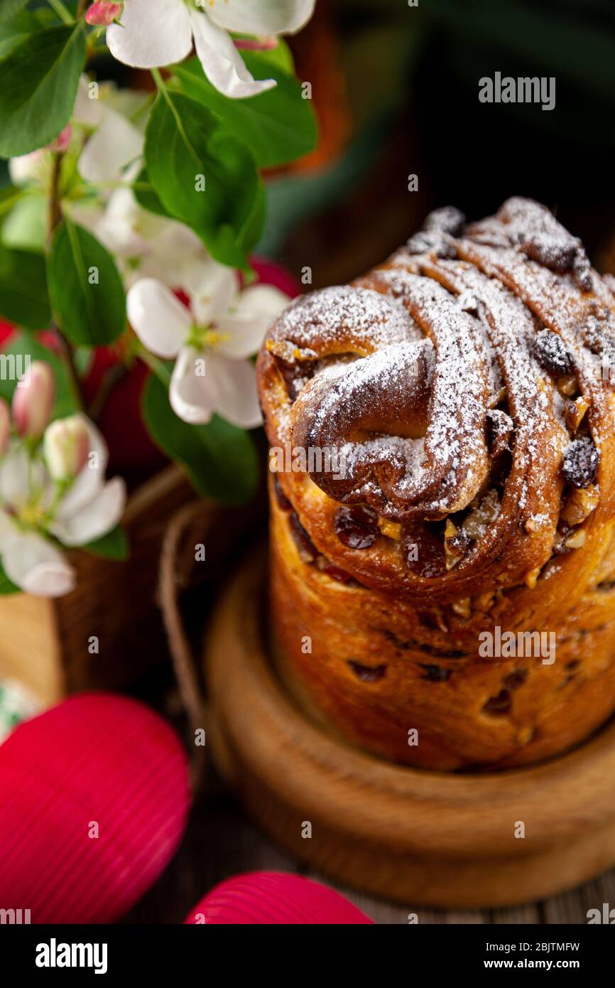 Kraffin gâteau de Pâques. Kraffins aux raisins secs, fruits confits et graines de pavot, arrosés de sucre en poudre. Gros plan de gâteau maison. Brut. Banque D'Images