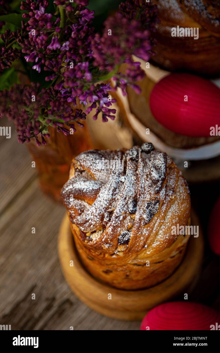 Kraffin gâteau de Pâques. Kraffins aux raisins secs, fruits confits et graines de pavot, arrosés de sucre en poudre. Gros plan de gâteau maison. Brut. Banque D'Images