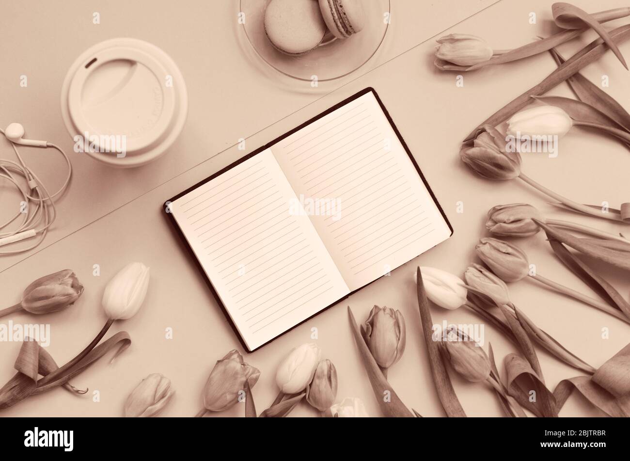 Bloc-notes avec liste de souhaits pour les plans futurs. composition de plat avec fleurs, bloc-notes, une tasse de café et bonbons. Monochrome Banque D'Images