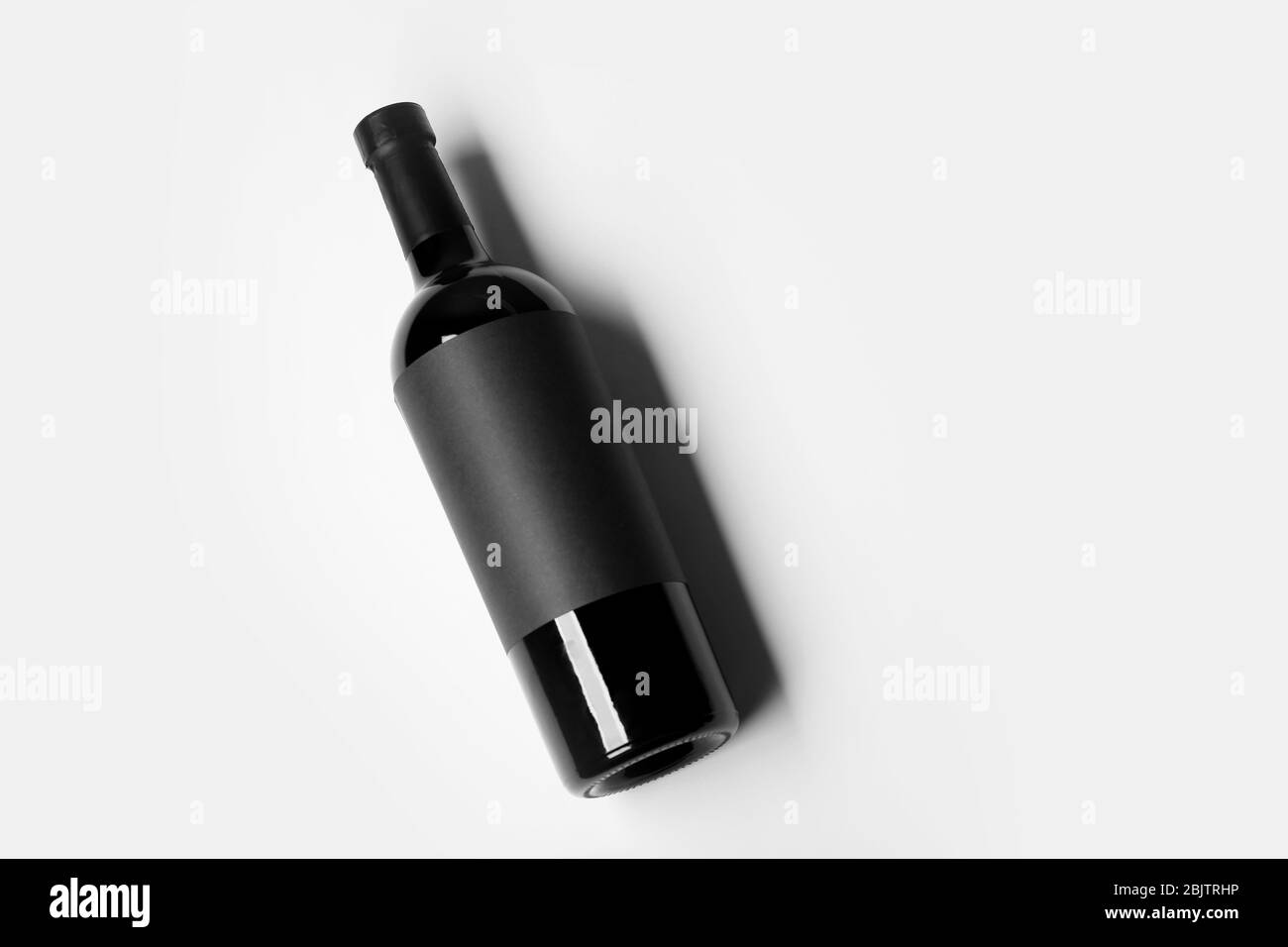Bouteille de vin avec étiquette vierge sur fond clair. Maquette pour le design Banque D'Images