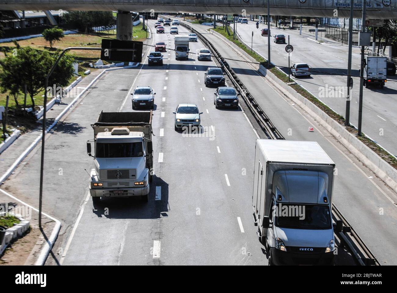 30 avril 2020, Sao Paulo, Sao Paulo, Brésil: (INT) Sao Paulo City pourrait bloquer l'accès aux routes de la ville au milieu de la rotonde-19. 30 avril 2020, Sao Paulo, Brésil:la ville de Sao Paulo pourrait non seulement prolonger la période de fermeture du commerce non essentiel dans la ville, mais pourrait aussi bloquer la circulation des voitures dans les jours à venir, si la pression pour les endroits dans les lits ICU (unité de soins intensifs) Continue aux niveaux actuels et le pourcentage d'adhésion à l'isolement social reste inférieur à 50% selon Edson Aparecida, secrétaire municipal à la Santé de la capitale. Banque D'Images