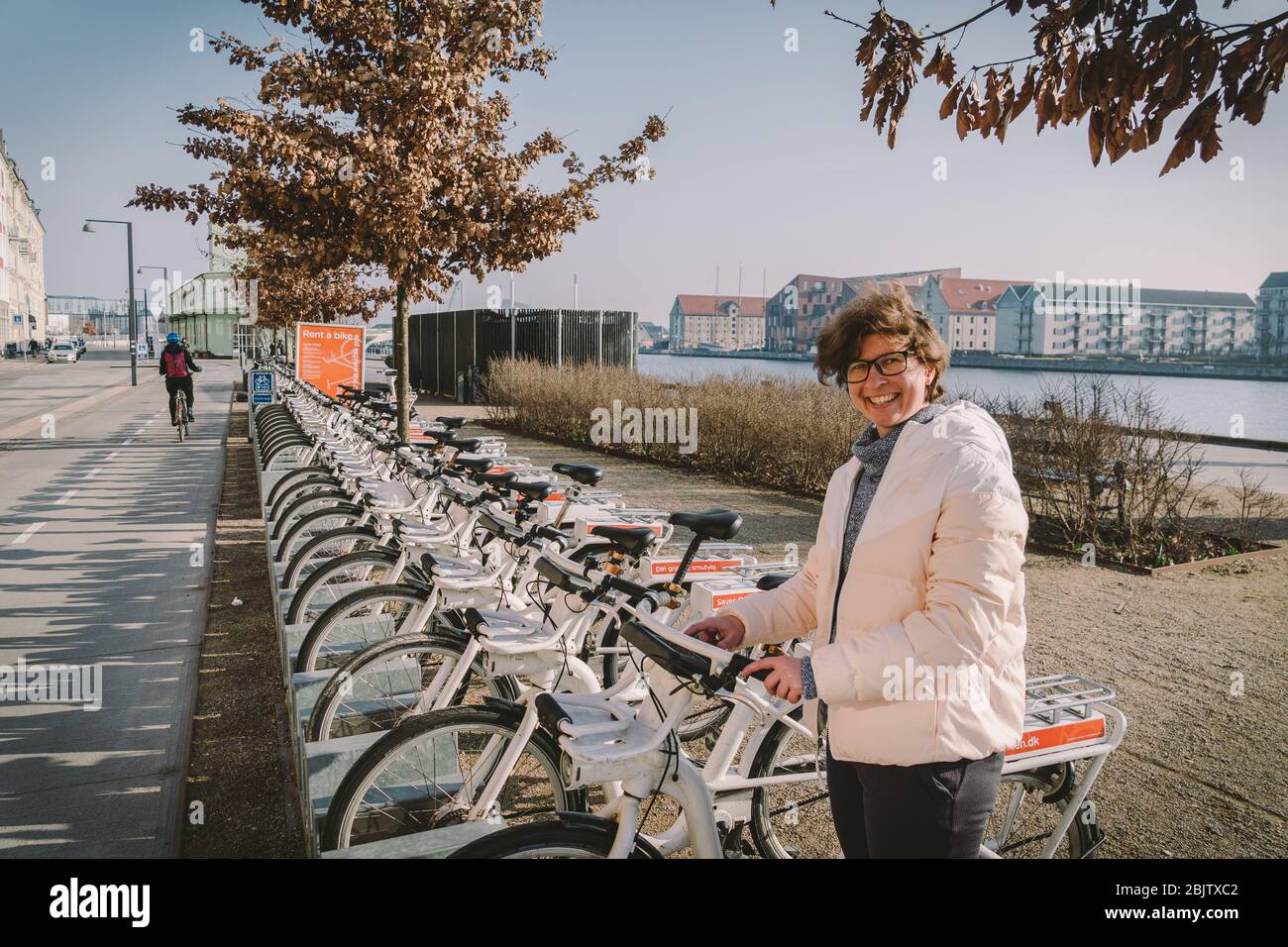 Location de vélos de ville à Copenhague, Danemark 18 février 2019. Belle  femme prenant du vélo à louer. Bonne femme déverrouillant la moto Photo  Stock - Alamy