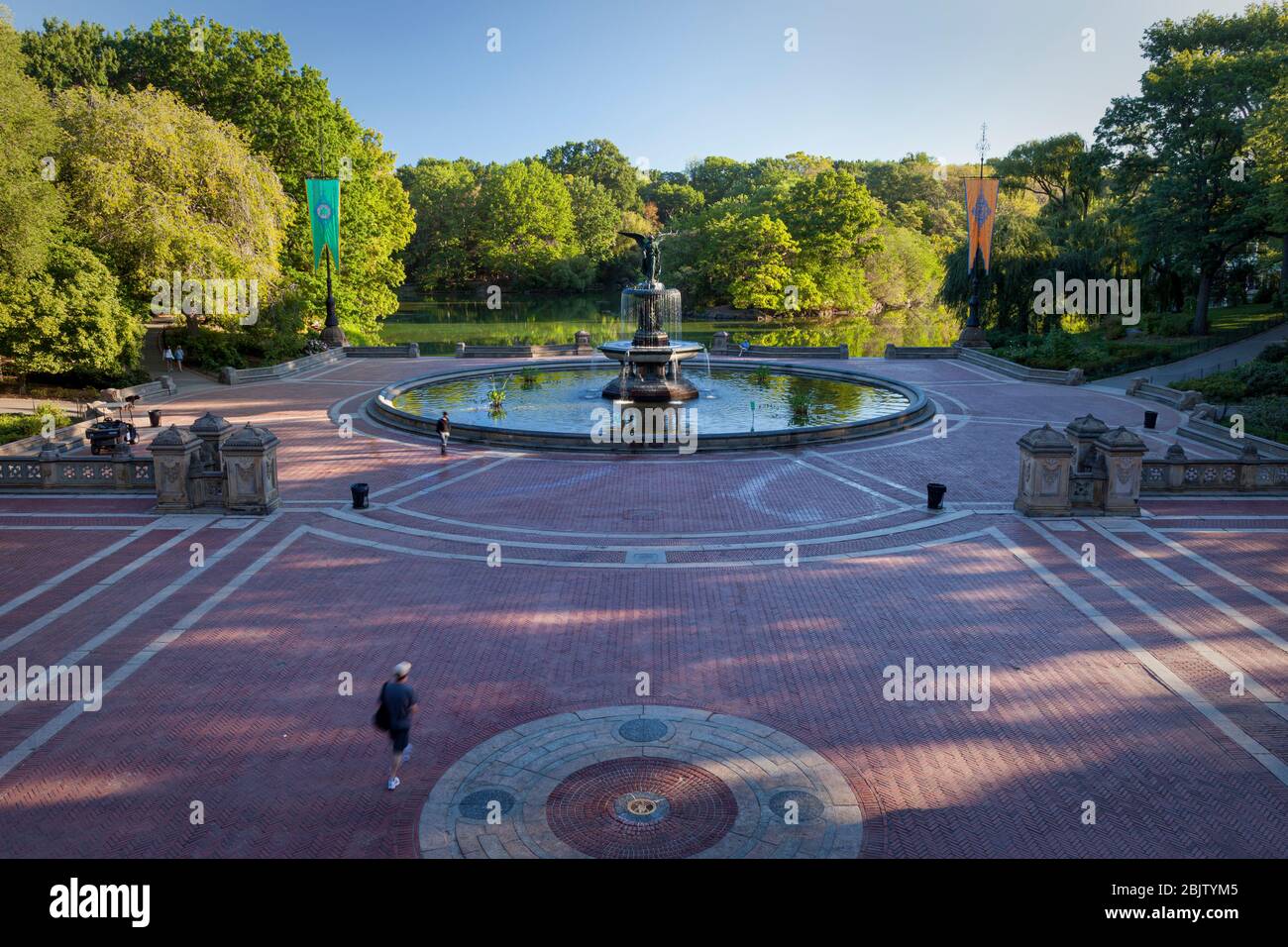 Tôt le matin à la fontaine « Ange des eaux » de Bethesda Terrace dans Central Park, Manhattan, New York City, États-Unis Banque D'Images