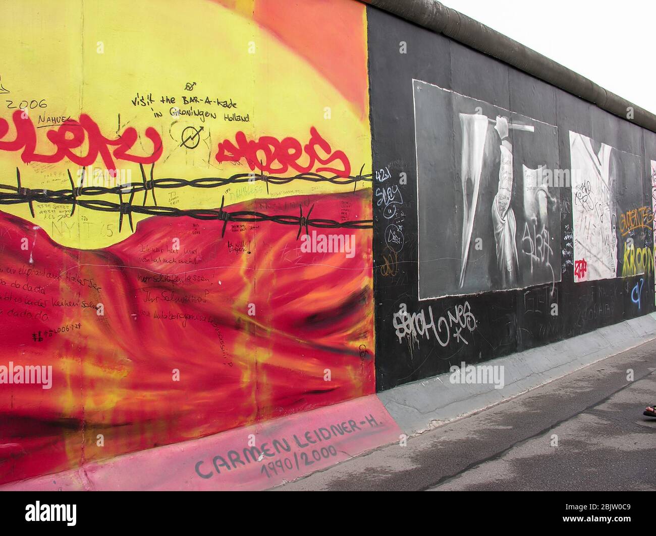 Œuvres d'art et graffitis sur le vieux mur est et ouest de Berlin de la guerre froide de 1947 à 1991. Banque D'Images