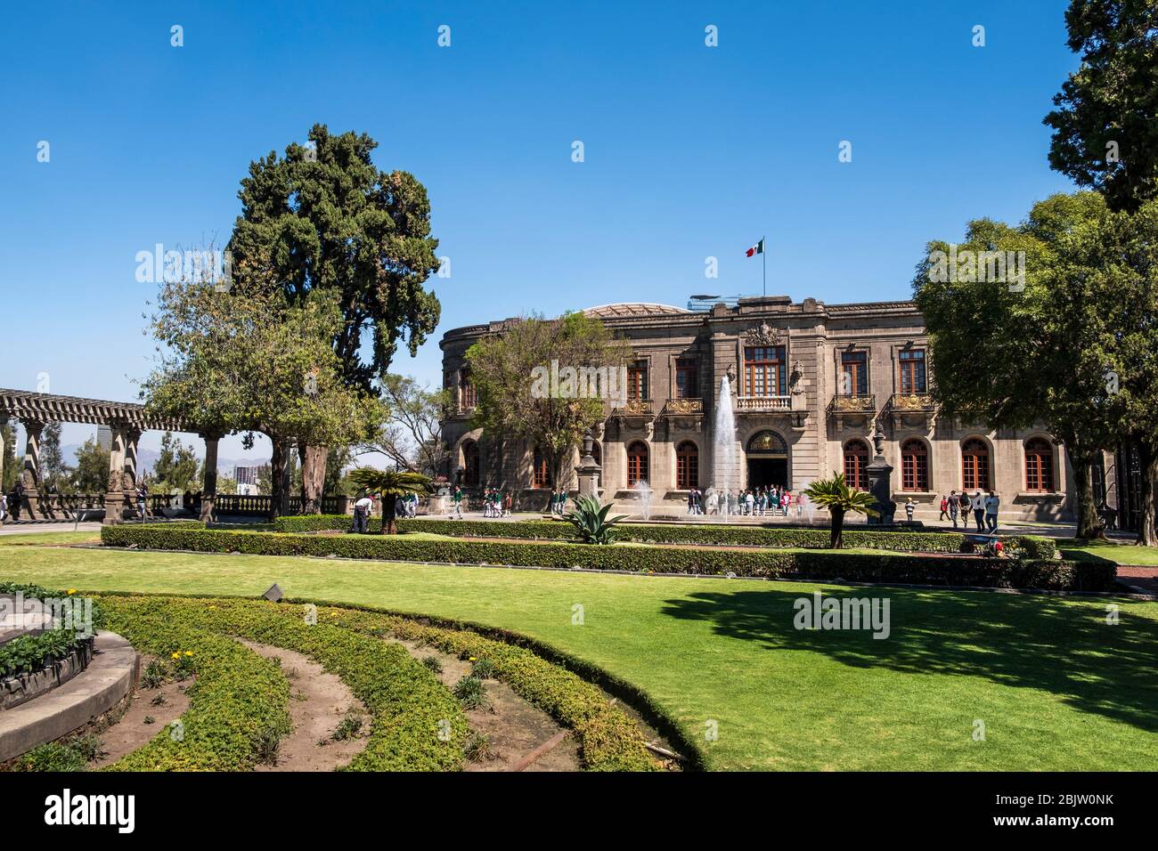 Façade du château de Chapultepec avec jardins, Mexico, Mexique Banque D'Images Façade du château de Chapultepec avec jardins, Mexico, Mexique Banque D'Images