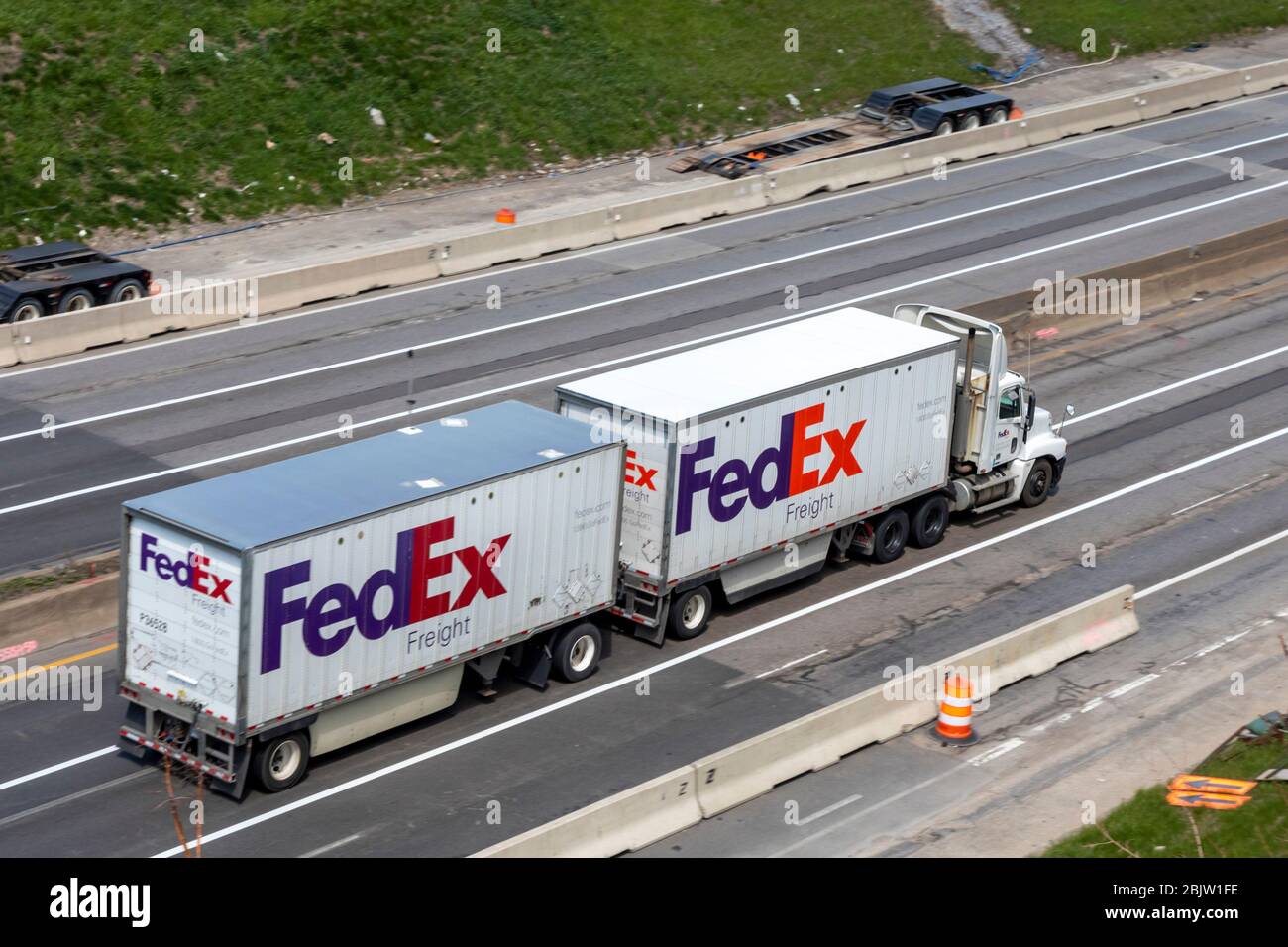 Detroit, Michigan - un camion FedEx sur l'Interstate 94. Banque D'Images