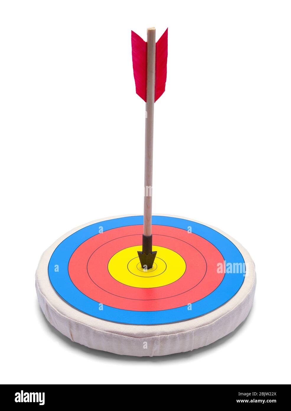 Flèche avec point bloqué dans cible isolée sur blanc. Banque D'Images