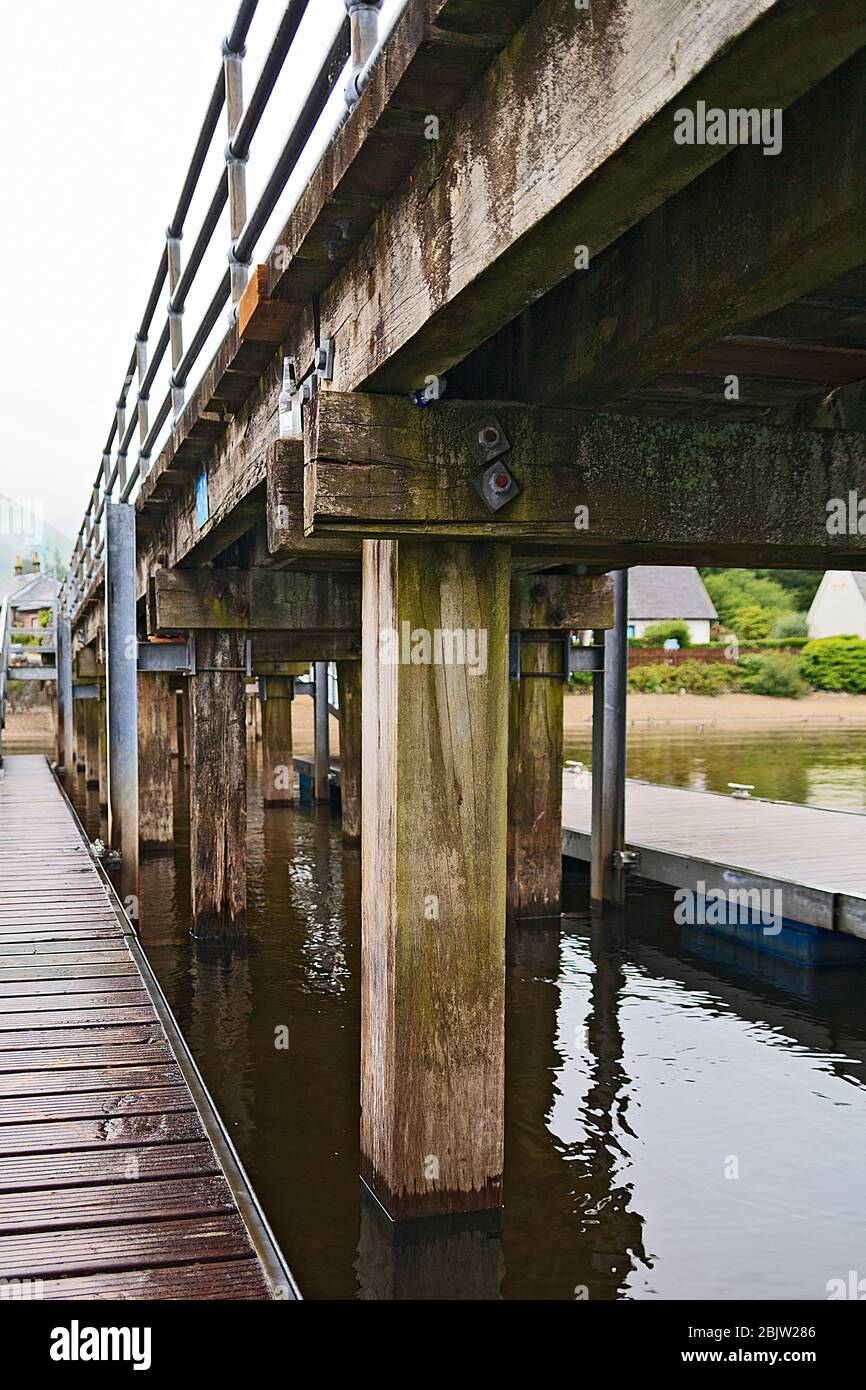 Structure en bois de la jetée de Luss sur Loch Lomond, Écosse Banque D'Images