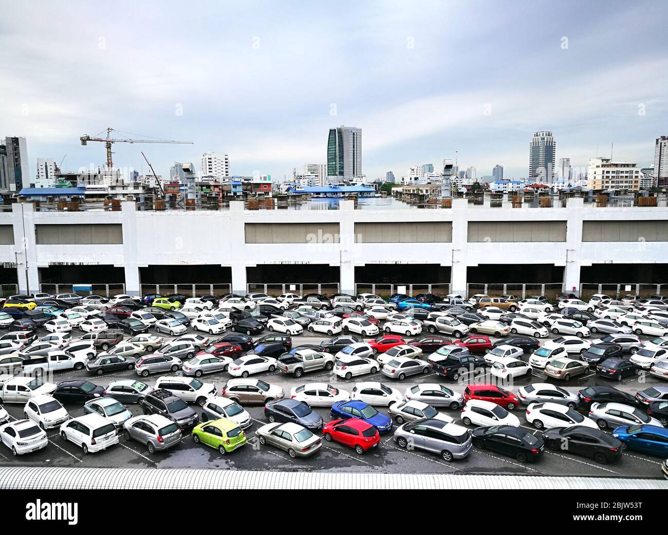 Bangkok , thaïlande : 8 juin 2017 le parking de la gare Mo Chit BTS, l'une des stations les plus fréquentées, vous place aux portes de la marque de week-end de Chatuchak Banque D'Images