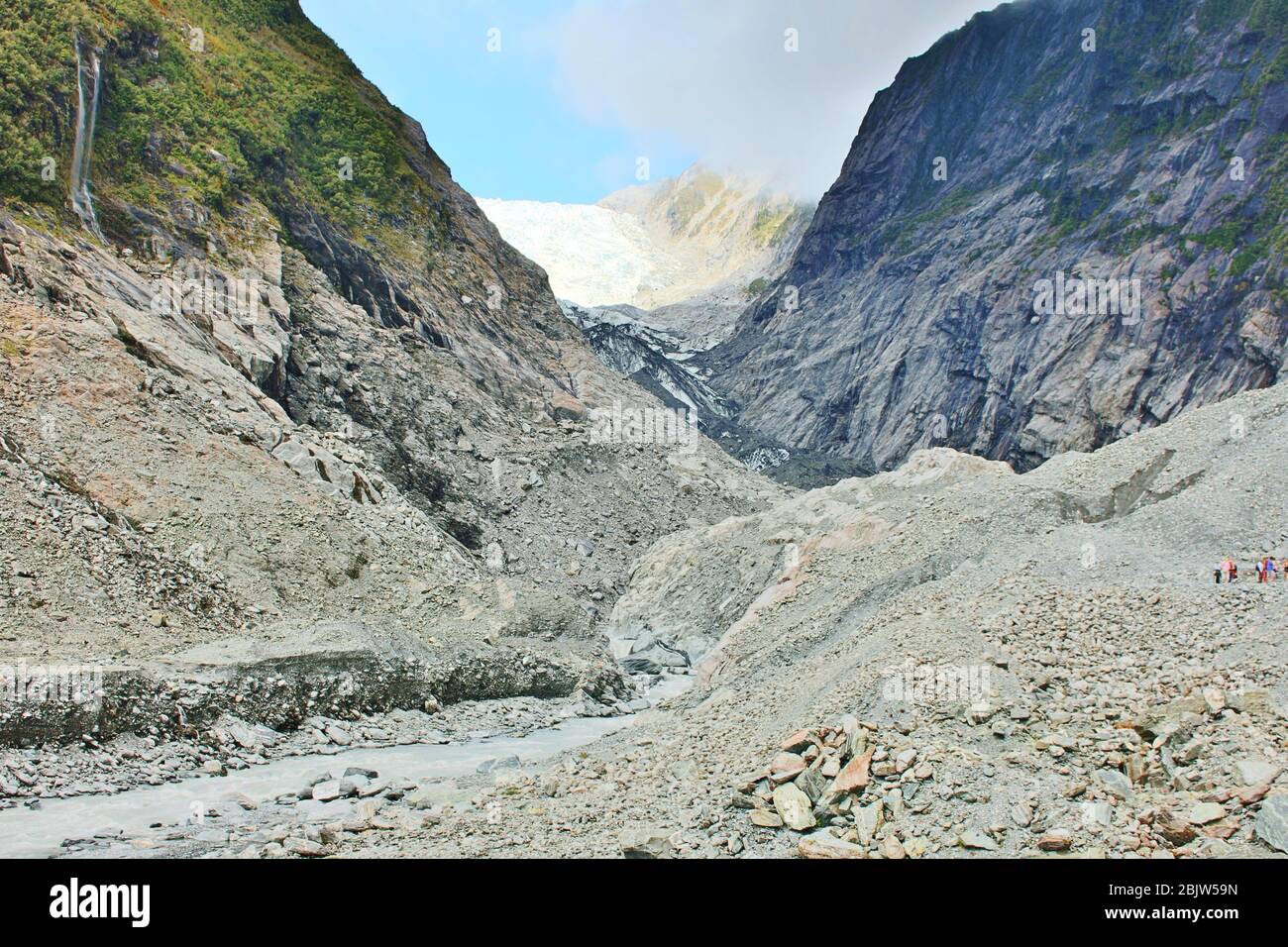 Grand glacier François-Joseph en Nouvelle-Zélande avec des randonneurs debout devant la puissante langue du glacier. Banque D'Images