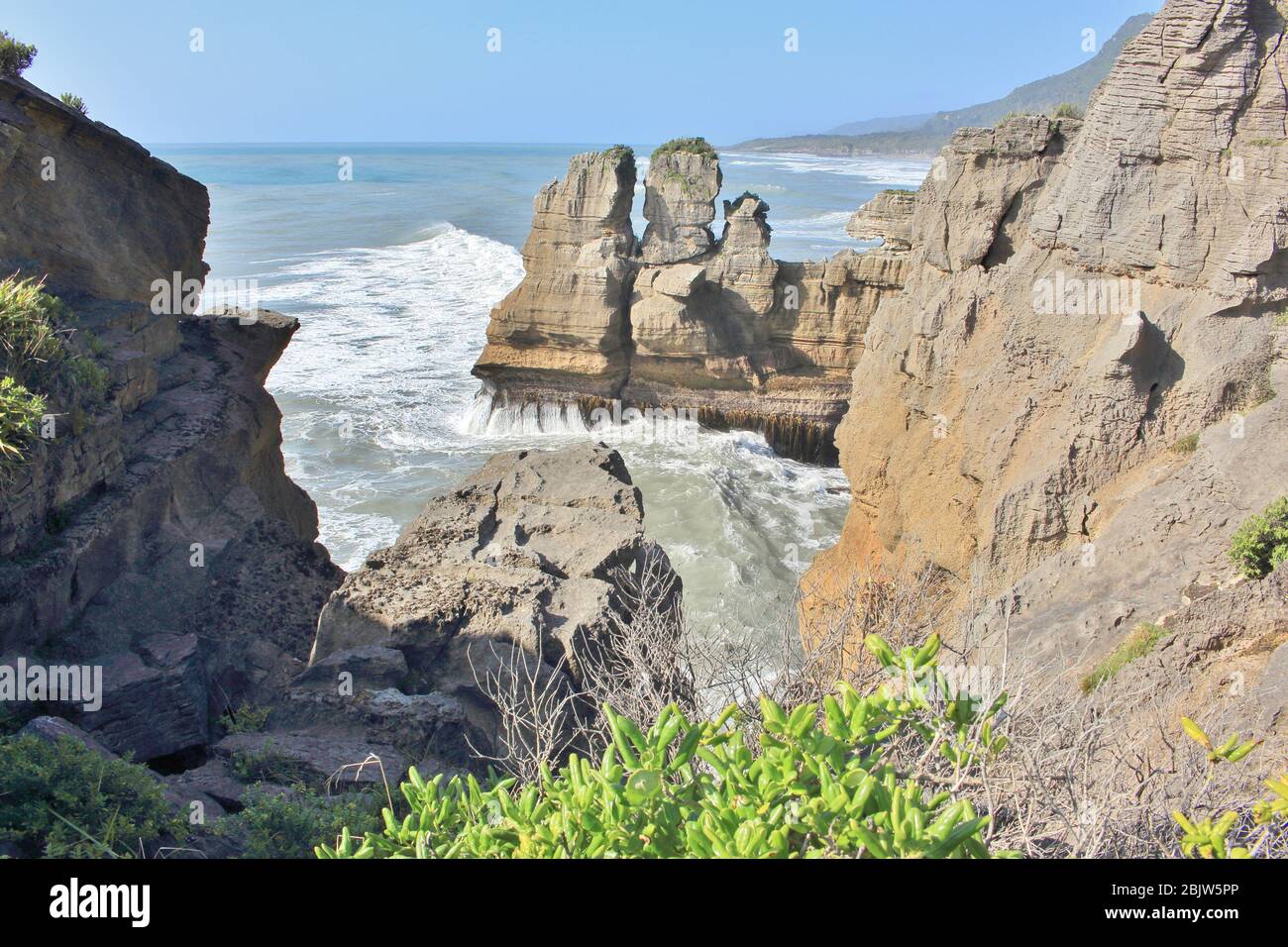 Côte pittoresque avec falaises sauvages et formations rocheuses à Punakaiki en Nouvelle-Zélande Banque D'Images