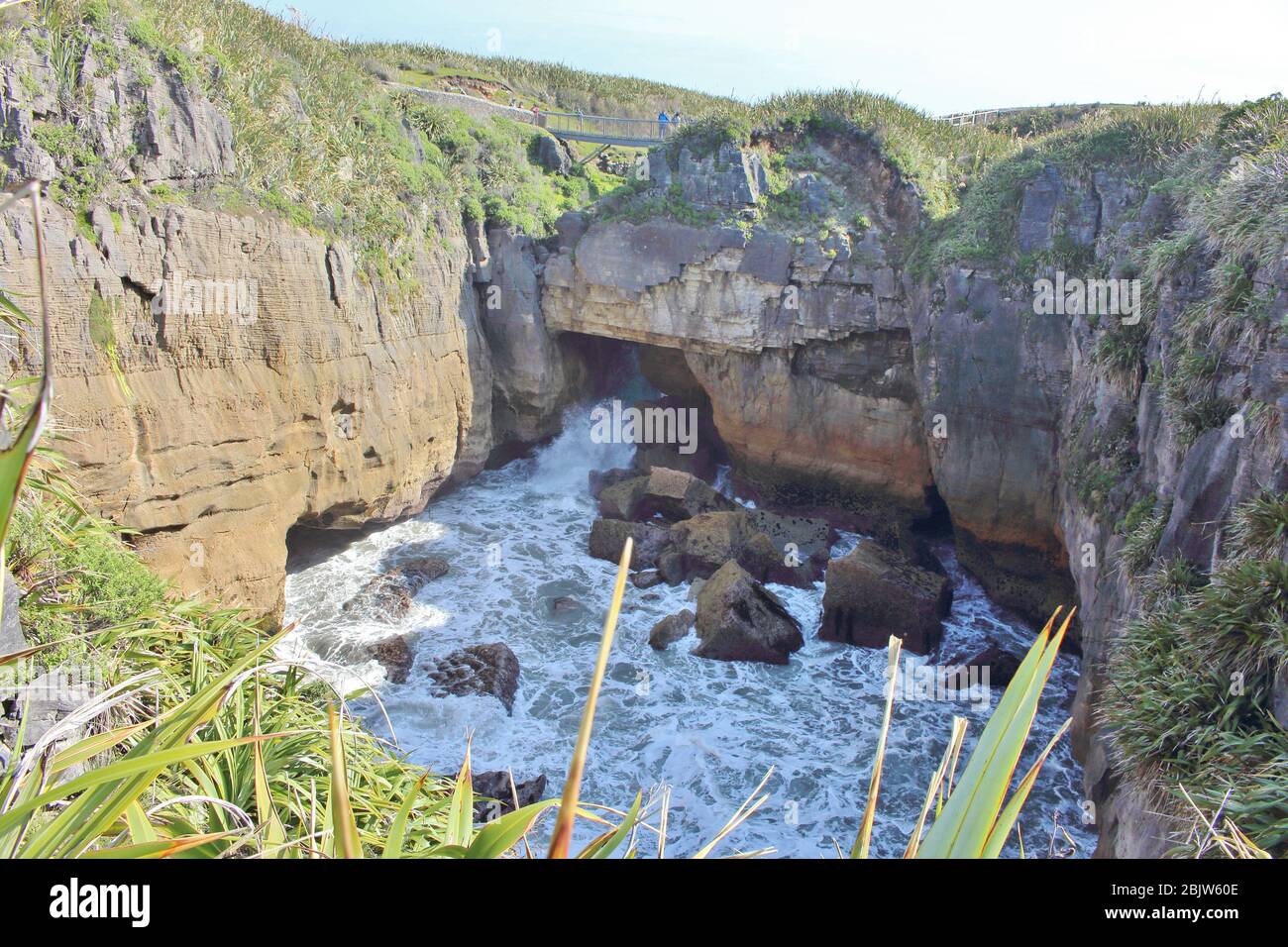 PUNAKAIKI, NOUVELLE-ZÉLANDE - 18. JANVIER 2014 : côte pittoresque avec falaises sauvages et formations rocheuses à Punakaiki en Nouvelle-Zélande Banque D'Images