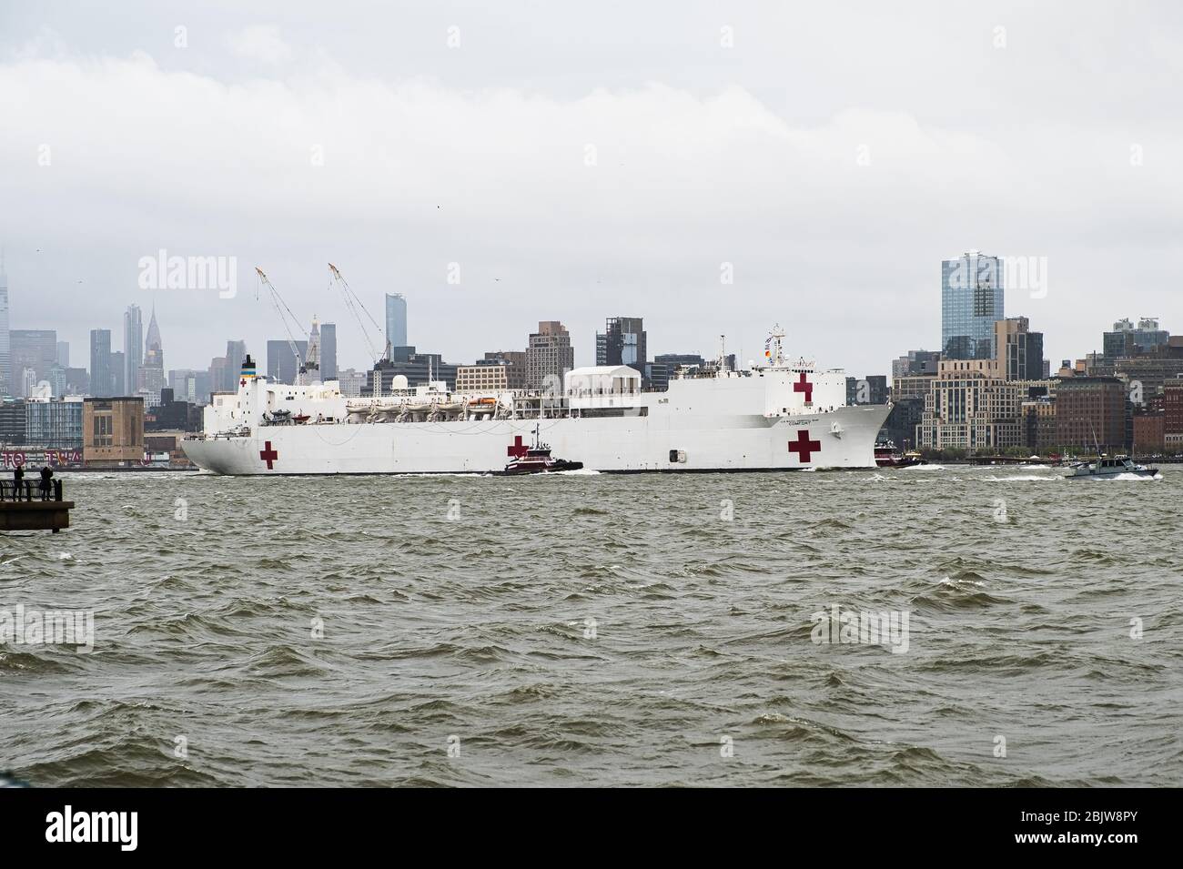 New York, États-Unis. 30 avril 2020. Après un mois de séjour à New York, le navire de l'hôpital naval américain Comfort (USNS Comfort) est vu voyager sur l'Hudson River en route vers le port de New York comme vu de Exchange place au New Jersey, NJ, États-Unis le jeudi 30 avril 2020. (Photo d'Albin Lohr-Jones/Sipa USA) crédit: SIPA USA/Alay Live News Banque D'Images