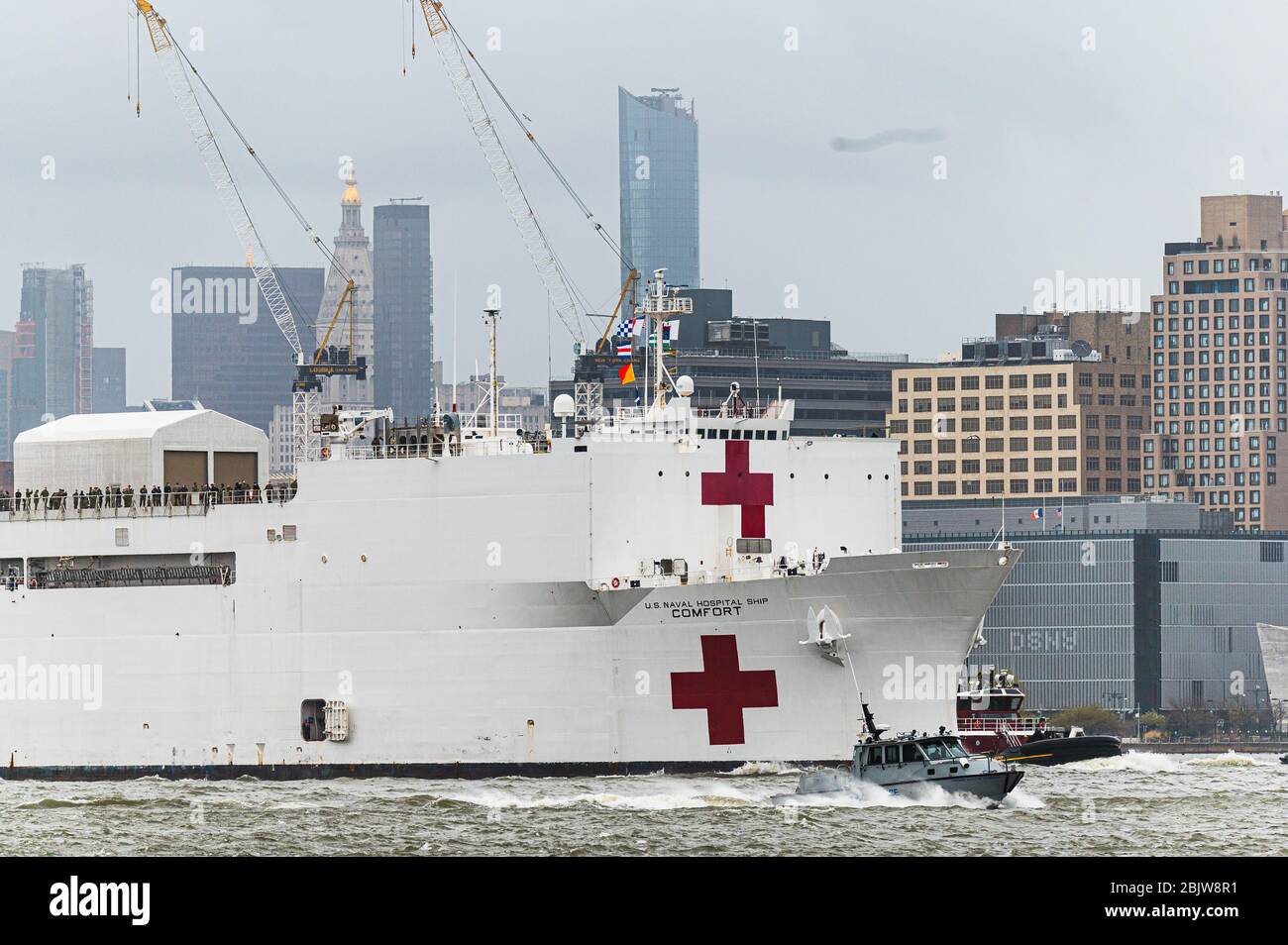 New York, États-Unis. 30 avril 2020. Après un mois de séjour à New York, le navire de l'hôpital naval américain Comfort (USNS Comfort) est vu voyager sur l'Hudson River en route vers le port de New York comme vu de Exchange place au New Jersey, NJ, États-Unis le jeudi 30 avril 2020. (Photo d'Albin Lohr-Jones/Sipa USA) crédit: SIPA USA/Alay Live News Banque D'Images