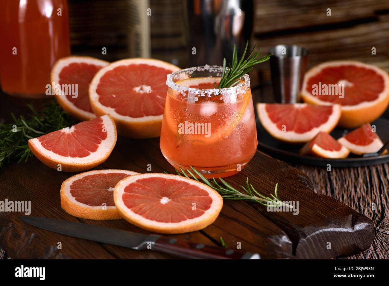 Cocktail tequila jus de pamplemousse frais combiné et romarin. Une boisson festive est idéale pour le brunch, les fêtes et les vacances. Banque D'Images