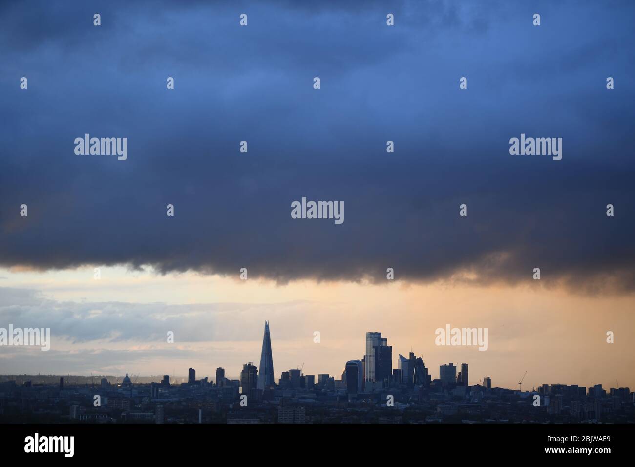 Un nuage de pluie sur les gratte-ciel de Londres, vu de Dulwich, devant les applaudissements pour saluer les héros locaux au cours du Clap national de jeudi pour que les caristes reconnaissent et soutiennent les travailleurs et les soignants du NHS qui luttent contre la pandémie de coronavirus. Banque D'Images