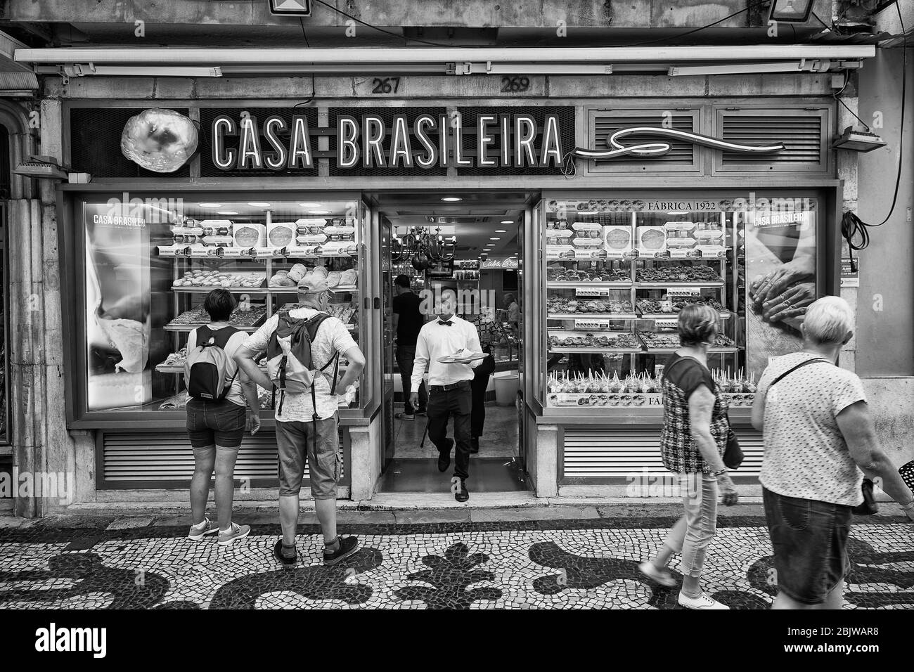 Les gens se promènent devant la boutique de fenêtres de Casa Brasileira le long de la Rua Augusta dans le quartier de Baixa de la vieille ville de Lisbonne, Portugal Banque D'Images
